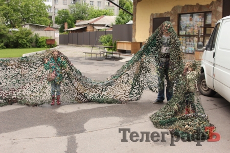 Кременчужани під дощем плели захист військовим