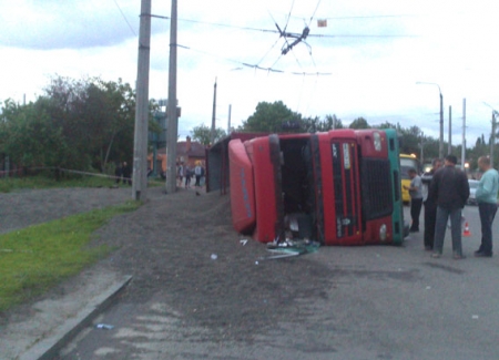 В Полтаве пьяный водитель перевернулся на фуре с семечками