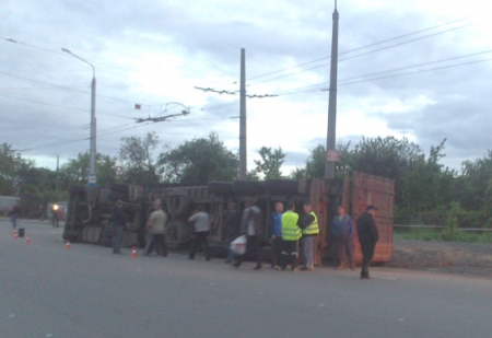 В Полтаве пьяный водитель перевернулся на фуре с семечками