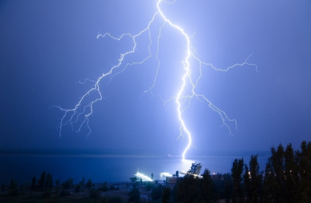 В Кременчуге на огороде мужчину убила молния