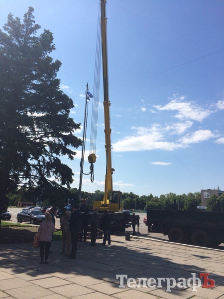 В Кременчуге устанавливают флагшток для флага Евросоюза