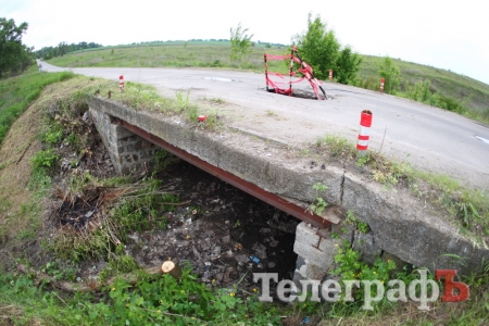 Под Кременчугом дети 2 недели не ходят в школу из-за дыры в мосту