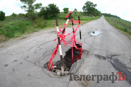 Под Кременчугом дети 2 недели не ходят в школу из-за дыры в мосту