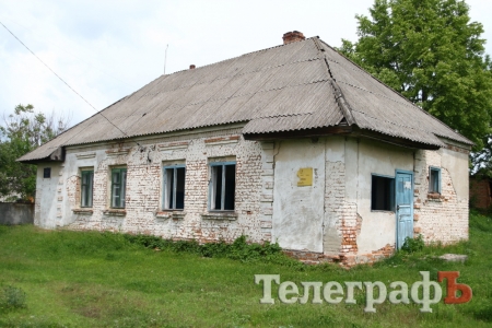 Под Кременчугом дети 2 недели не ходят в школу из-за дыры в мосту