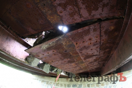 Под Кременчугом дети 2 недели не ходят в школу из-за дыры в мосту