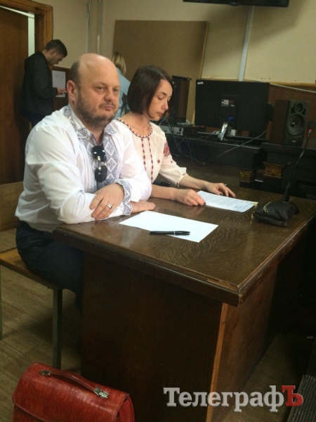 На рассмотрение протокола о коррупции вице-мэр Усанова и адвокат пришли в вышиванках