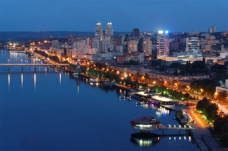 Днепропетровск теперь Днипро, а Днепродзержинск - Камянское