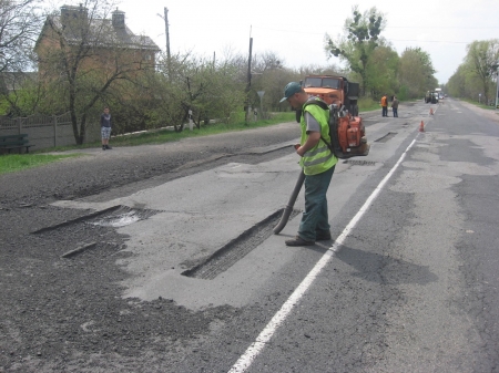 Дорожники на Полтавщині закатали в асфальт «10 футбольних полів» Дорожники на Полтавщині закатали в асфальт «10 футбольних полів»