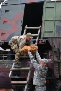 Батальйон "Київська Русь" у Кременчуці завантажили смаколиками
