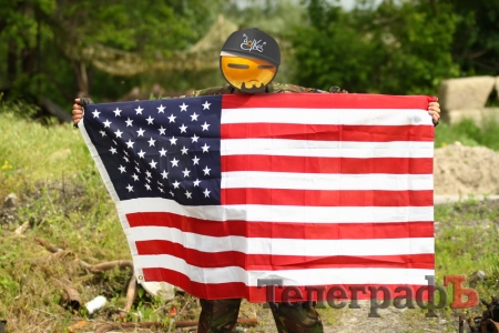 Кременчужанину на передовій подарували прапор США – «тролити» терористів