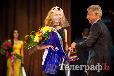 "Королева КрНУ-2016" поразила всех танцем живота и соблазнительной улыбкой