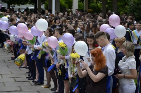Последний звонок в кременчугских школах. Присылай свои фото!