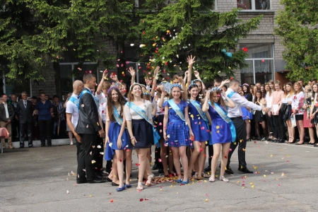 Последний звонок в кременчугских школах. Присылай свои фото!