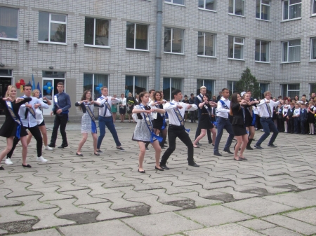 Последний звонок в кременчугских школах. Присылай свои фото!