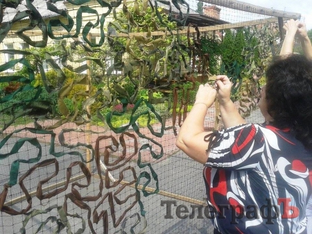 «Спайдервумэн» на «Приватке»: кременчужанки сплели две маскировочные сети для военных