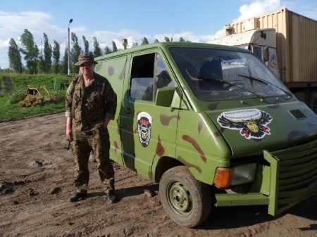 Кременчужанин робить санітарну машину для поранених під Авдіївкою. Потрібна допомога