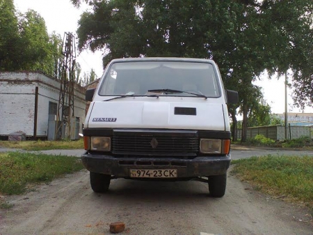 Кременчужанин робить санітарну машину для поранених під Авдіївкою. Потрібна допомога