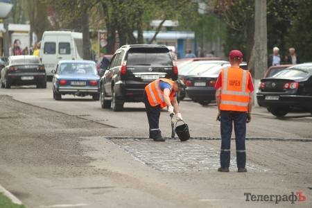 Мэр требует прекратить подготовку к ремонту, и начать уже латать дороги