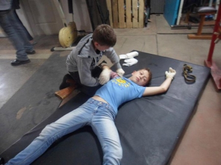 Юні гвардійці-десантники у стресових умовах зупиняли кров пораненому