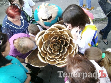 Кременчугский кузнец выковал уникальную огромную розу