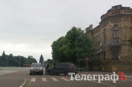 В центре Кременчуга не разминулись два внедорожника В центре Кременчуга не разминулись два внедорожника