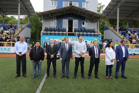 Юні гравці “Кременя” поганяли м'яча з мером та полісменом Кременчука