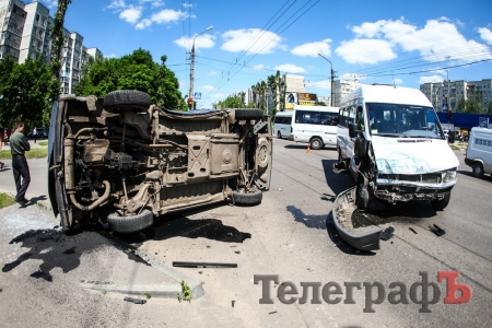 На Молодежном ДТП с маршруткой: перевернулся автомобиль