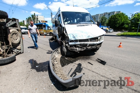 На Молодежном ДТП с маршруткой: перевернулся автомобиль