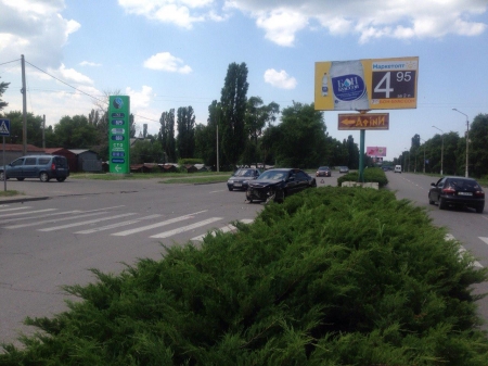 В Кременчуге на Первой Занасыпи после ДТП машину отбросило на остановку