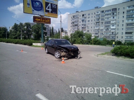 В Кременчуге на Первой Занасыпи после ДТП машину отбросило на остановку