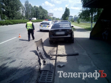 В Кременчуге на Первой Занасыпи после ДТП машину отбросило на остановку