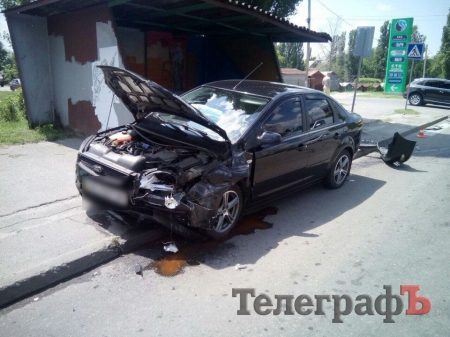 В Кременчуге на Первой Занасыпи после ДТП машину отбросило на остановку