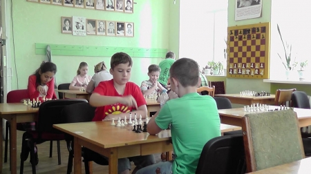 Кращих шахістів нагородили солодкими шаховими фігурами