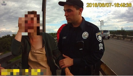 Кременчужанка собиралась прыгнуть с моста из-за того, что ее не поздравили с Днем рождения