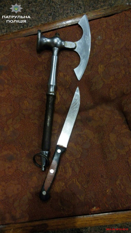 У Кременчуці п'яний чоловік погрожував усім довкола сокирою і ножем У Кременчуці п'яний чоловік погрожував усім довкола сокирою і ножем