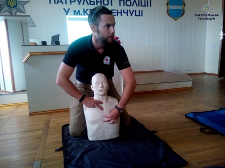 Кременчуцькі патрульні вчаться рятувати життя до приїзду «швидкої»