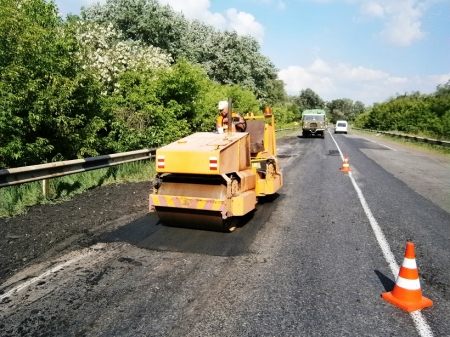 Минулого тижня дорожники на Полтавщині знов закатали в асфальт «2 футбольні поля» Минулого тижня дорожники на Полтавщині знов закатали в асфальт «2 футбольні поля»