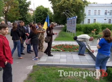 ФОТОФАКТ: у Кременчуці вшанували память бійців добровольчих батальйонів, які загинули вчора в АТО
