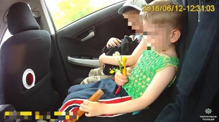 Кременчугские патрульные за 20 минут нашли потерявшихся детей Кременчугские патрульные за 20 минут нашли потерявшихся детей