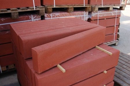 В Кременчуге в Горсаду украли 48 бордюров В Кременчуге в Горсаду украли 48 бордюров