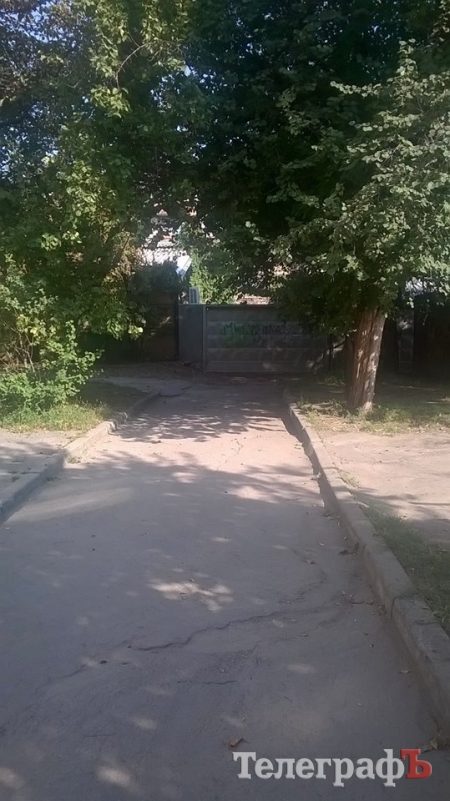 Забор преткновения: жители Раковки воюют за нормальный подъезд к дому