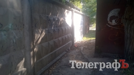 Забор преткновения: жители Раковки воюют за нормальный подъезд к дому
