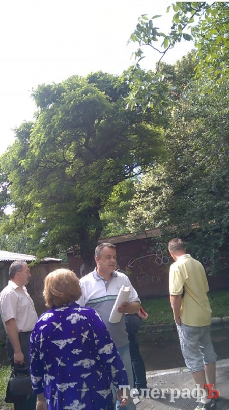 Забор преткновения: жители Раковки воюют за нормальный подъезд к дому