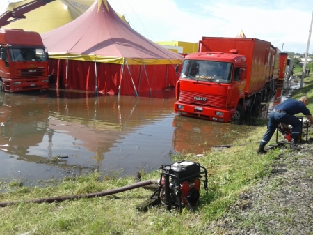 В Кременчуге спасали затопленный цирк В Кременчуге спасали затопленный цирк