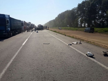 На киевской трассе Toyota Corolla «смяло» двумя грузовиками. Погибли два человека