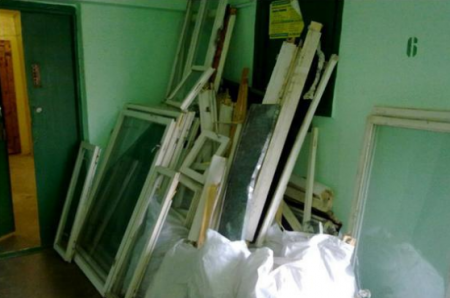 Поліція склала протокол на кременчужанина, який викинув вікна на смітник, але...