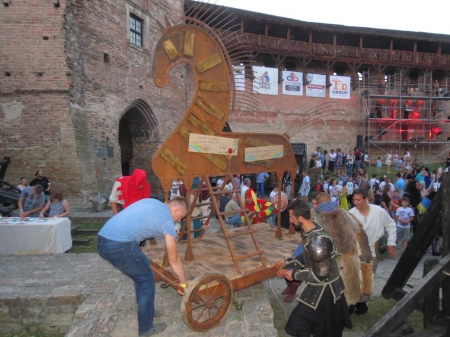 Кременчужани провели ніч у вогняному Луцькому замку