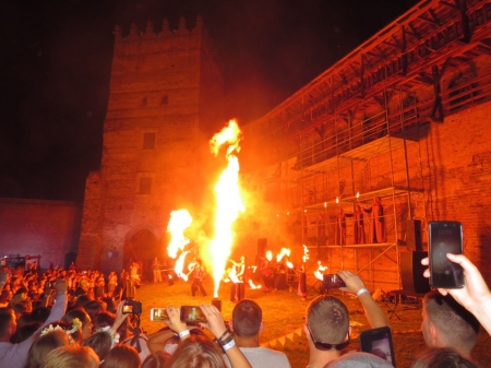 Кременчужани провели ніч у вогняному Луцькому замку