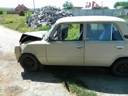 В Кременчуге 20-летний парень угнал «копейку» и разбил её, катая пьяных друзей по селу