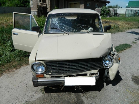 В Кременчуге 20-летний парень угнал «копейку» и разбил её, катая пьяных друзей по селу